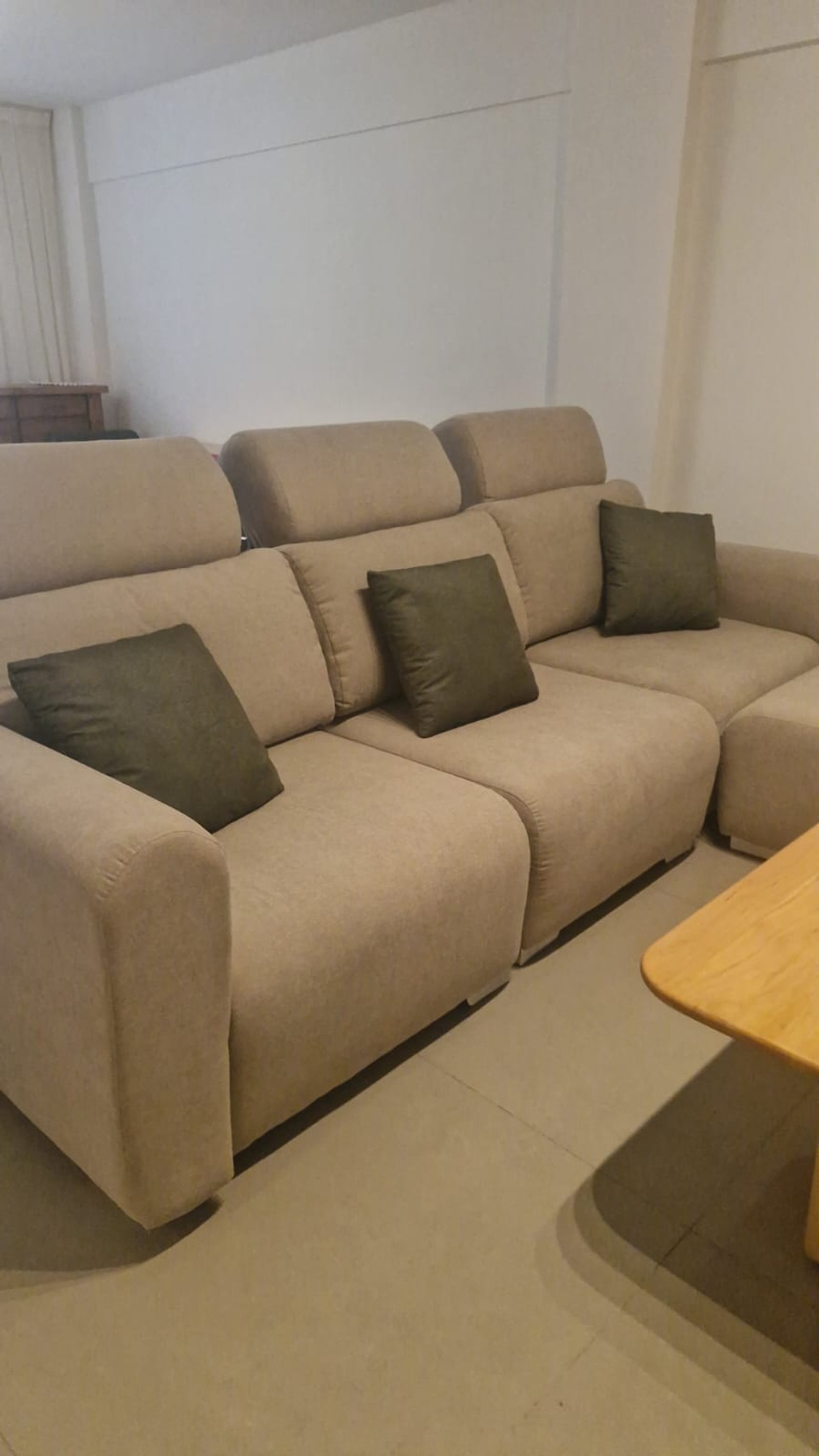 Sofá seccional bege moderno com mesa de centro de madeira clara — projeto Proyecto Andonaegui - Diseño y ejecución integral living, por MJS INTERIOR DESIGNER, em Andonaegui